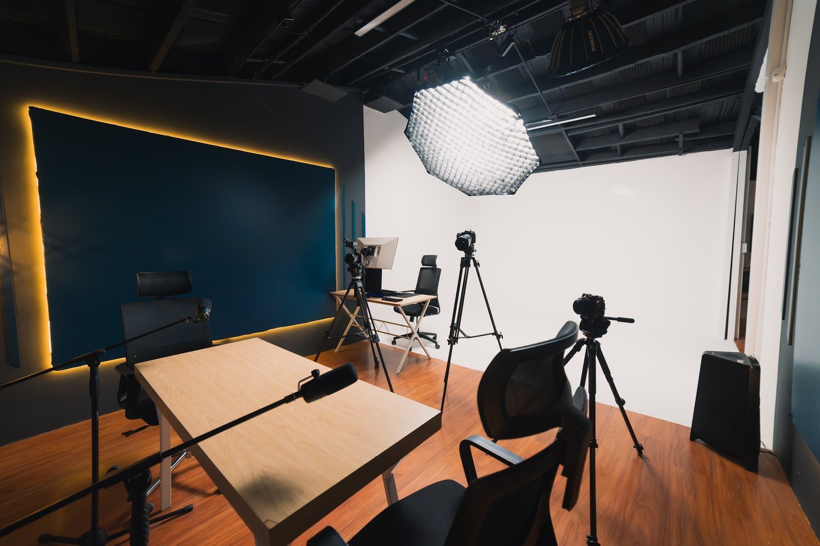 Set de grabación con ciclorama en Pólux Studios Bogotá