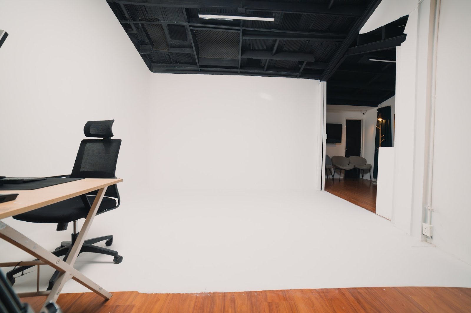 Set de grabación con ciclorama en Pólux Studios Bogotá