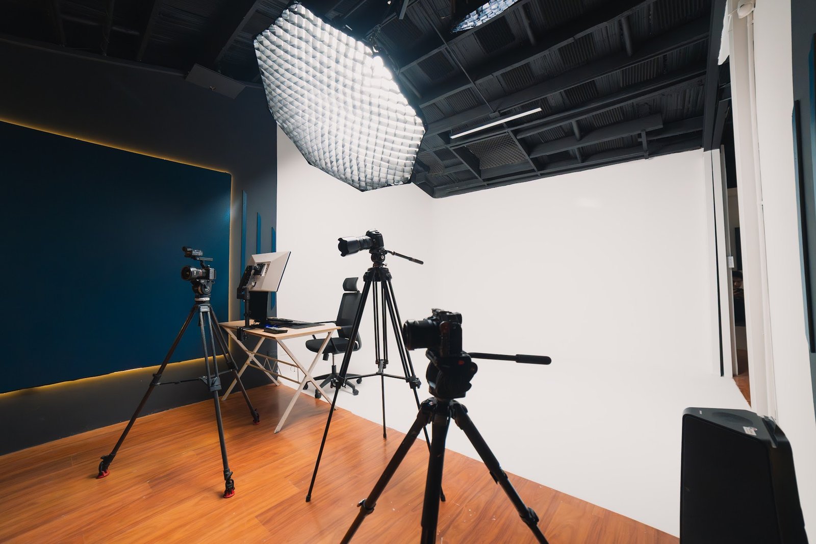 Set de grabación con ciclorama en Pólux Studios Bogotá