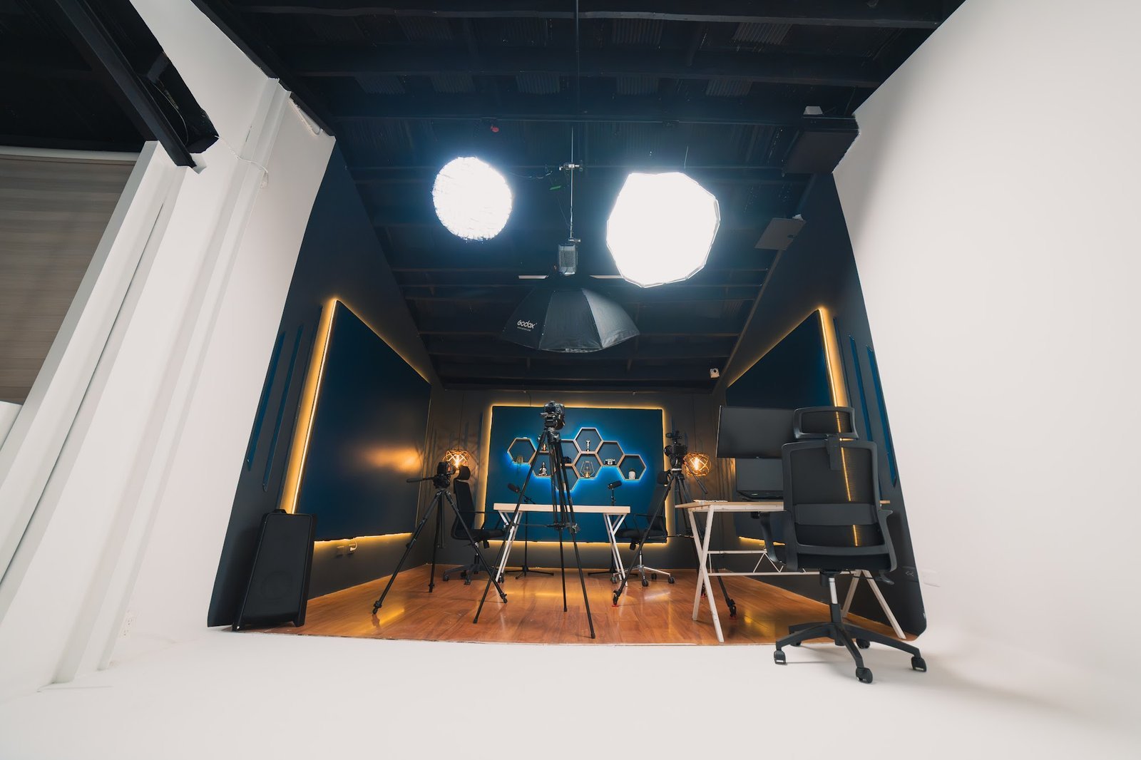 Set de grabación con ciclorama en Pólux Studios Bogotá