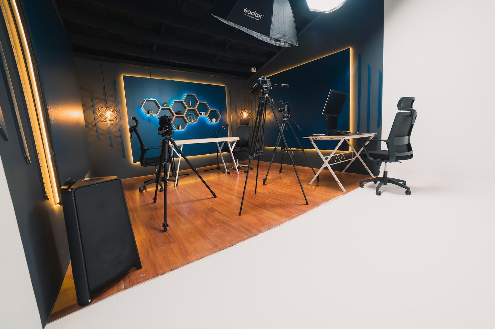 Set de grabación con ciclorama en Pólux Studios Bogotá