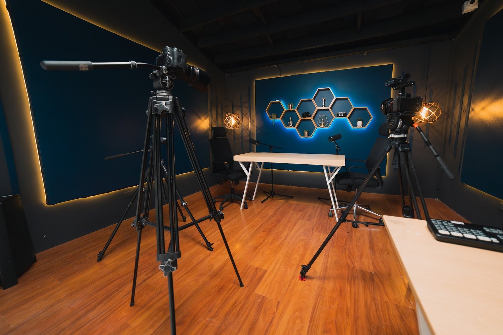 Set de grabación con ciclorama en Pólux Studios Bogotá
