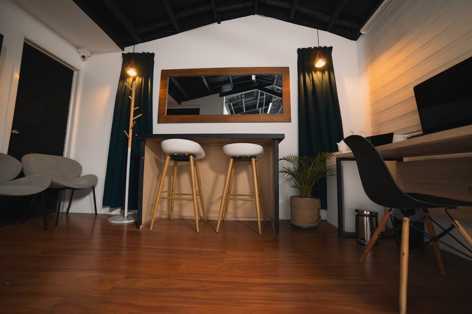 Zona de trabajo y postproducción en Pólux Studios